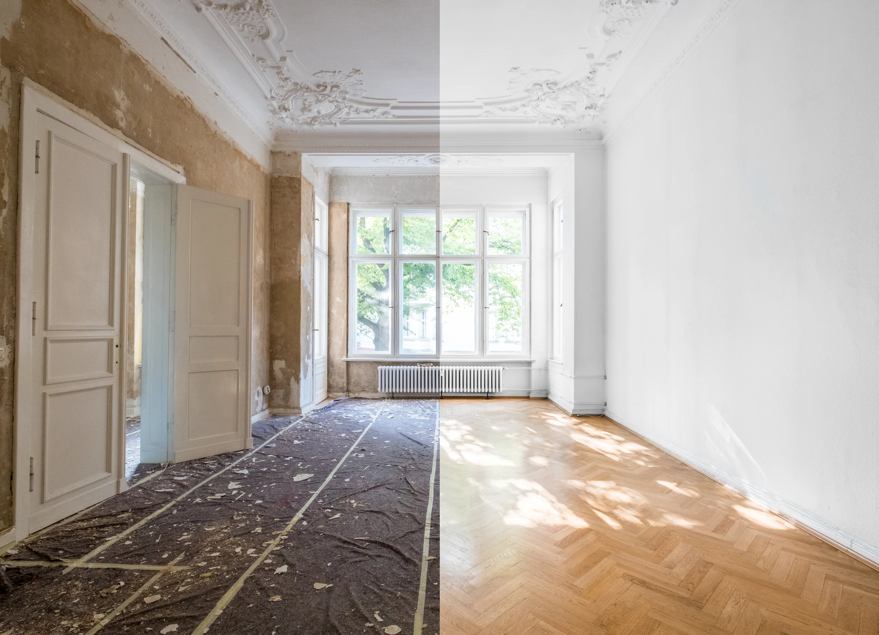 Pièce en cours de rénovation avec division nette entre partie restaurée et non restaurée