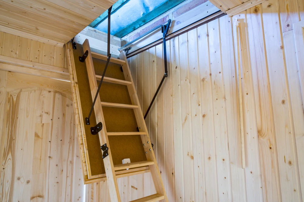 Intérieur d'une maison en construction avec murs et plafond en lambris de bois naturel