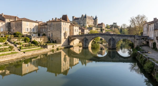 Photographie urbaine professionnelle de Nérac montrant un élément caractéristique de la ville (vue sur la rivière Baïse avec bâtiments historiques en arrière-plan, château de Nérac, quartier résidentiel typique, ou rue principale avec architecture locale). Image claire sous bon éclairage naturel, sans personnes au premier plan, illustrant le cadre géographique de cette zone d'intervention spécifique de l'entreprise CNR.