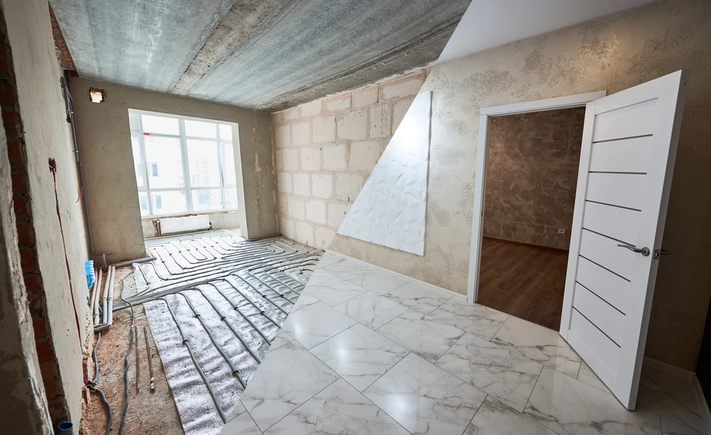 Chantier de rénovation d'appartement avec installation de chauffage au sol