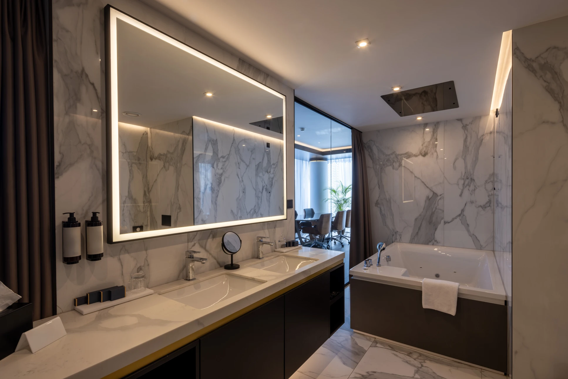 Salle de bain moderne avec douche à l'italienne carrelée en marbre blanc veiné