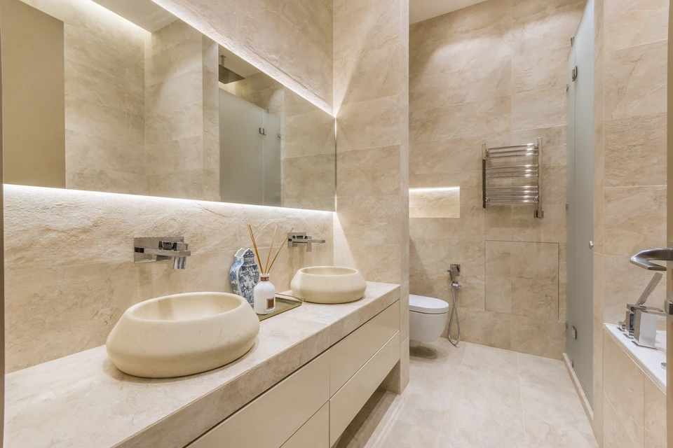 Salle de bain moderne épurée avec toilettes à poser blanches et lavabo suspendu rectangulaire