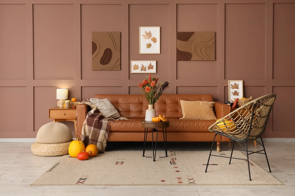 Peintre en bâtiment tenant un nuancier colorimétrique en éventail dans un intérieur en rénovation