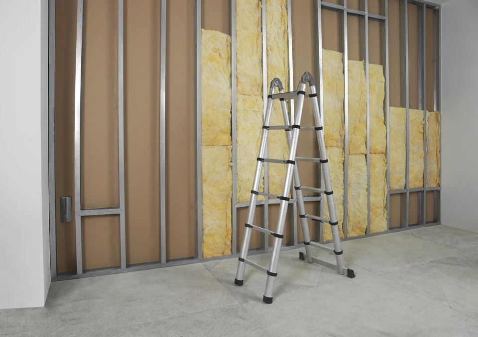Chantier de construction intérieur avec murs en plaques de plâtre partiellement installées