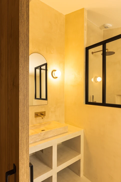 Chantier de rénovation d'appartement avec installation de chauffage au sol