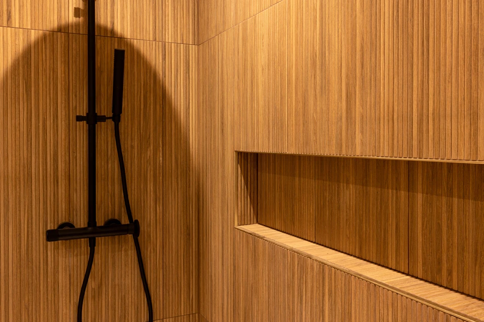 Salle de bain moderne épurée avec toilettes à poser blanches et lavabo suspendu rectangulaire