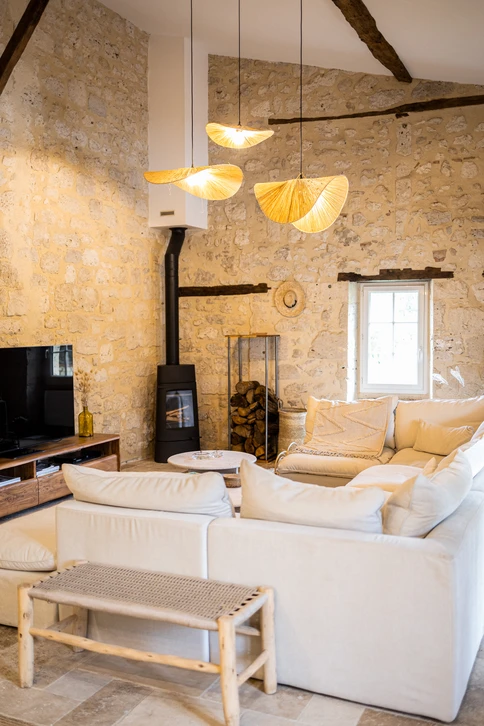 Intérieur d'une maison en construction avec murs et plafond en lambris de bois naturel