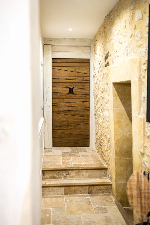 Artisan carreleur à genoux installant un revêtement de sol dans un espace intérieur