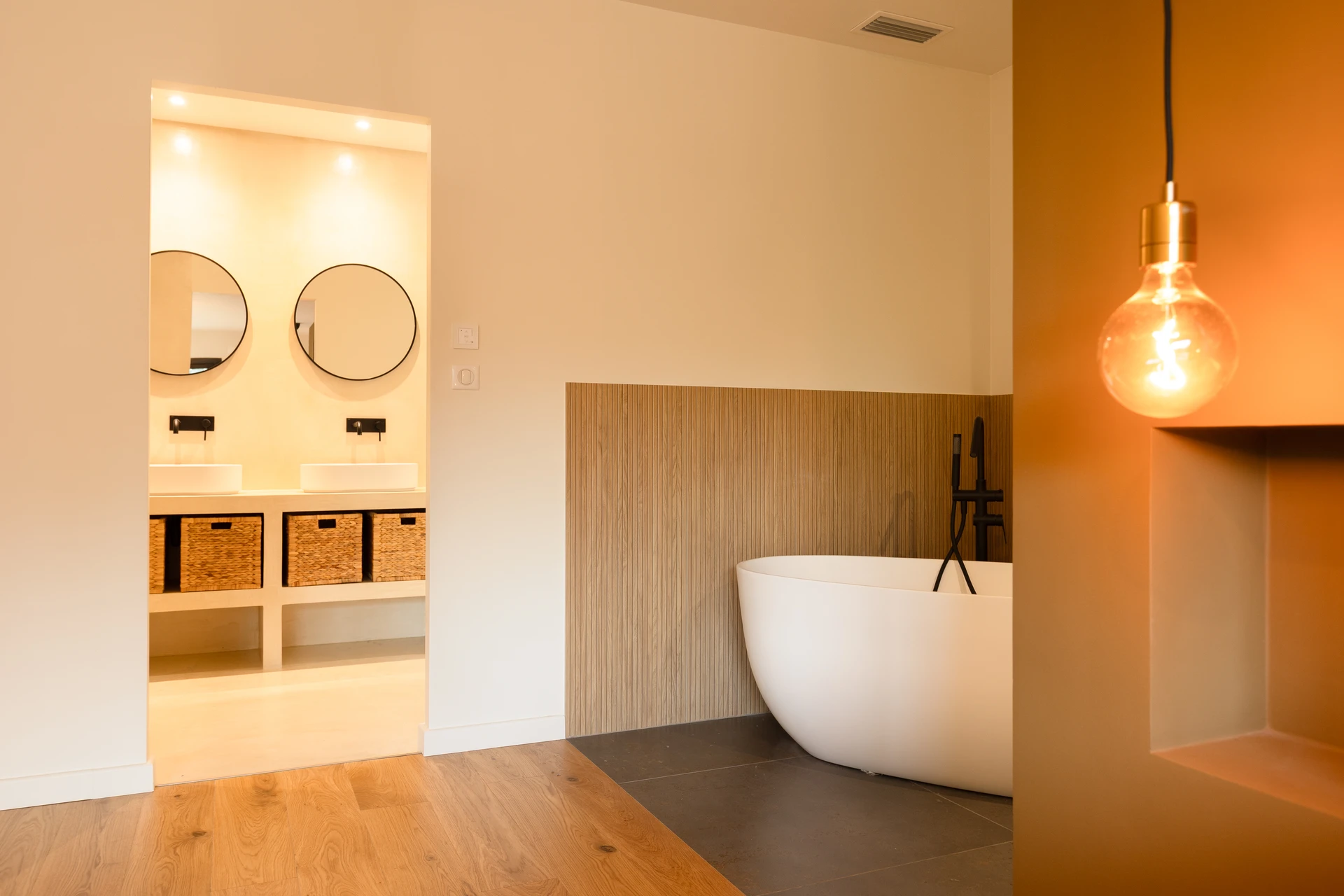 Artisan carreleur à genoux installant un revêtement de sol dans un espace intérieur