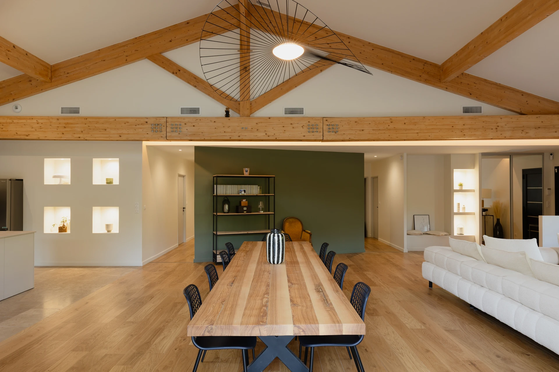 Intérieur d'une maison en construction avec murs et plafond en lambris de bois naturel