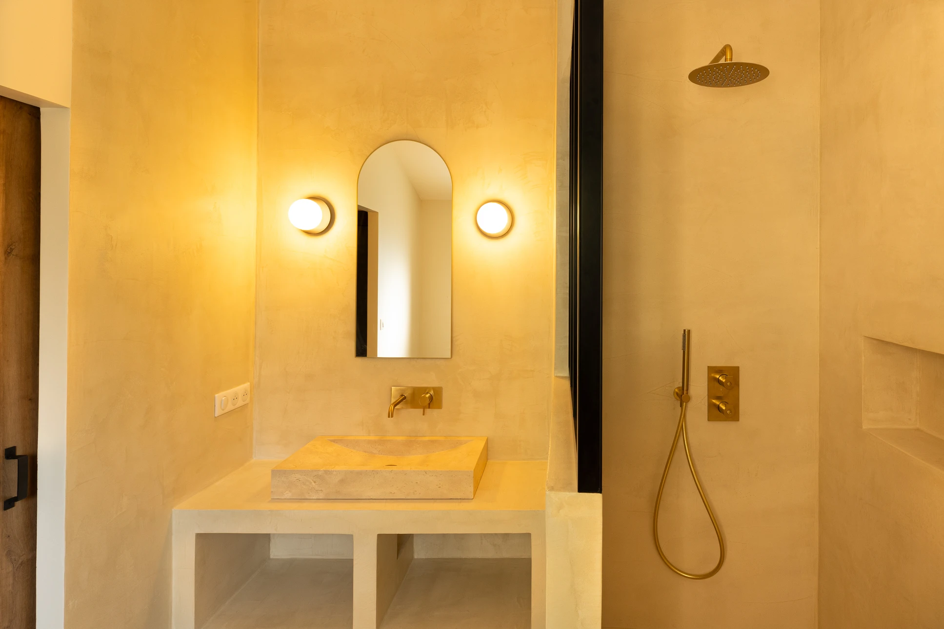 Salle de bain moderne avec douche à l'italienne carrelée en marbre blanc veiné