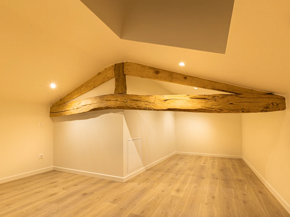 Sol intérieur en carrelage gris ardoise avec joints sombres, éclairage directionnel créant des zones d'ombre et de lumière